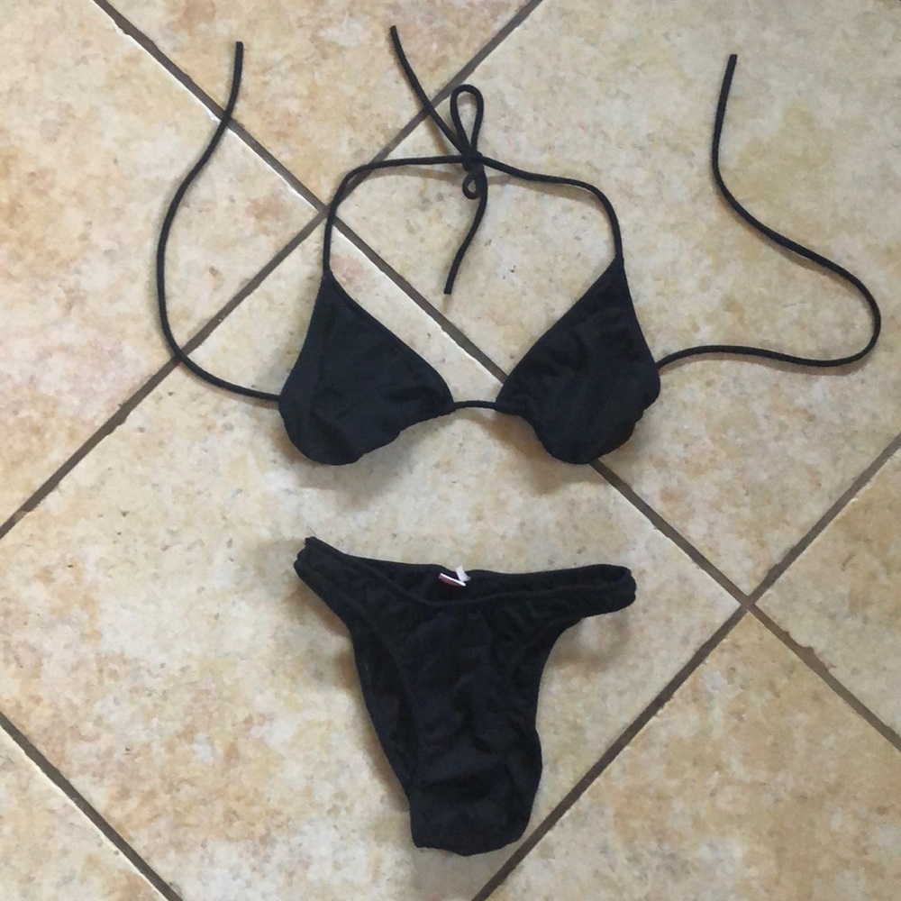 Venus black bikini